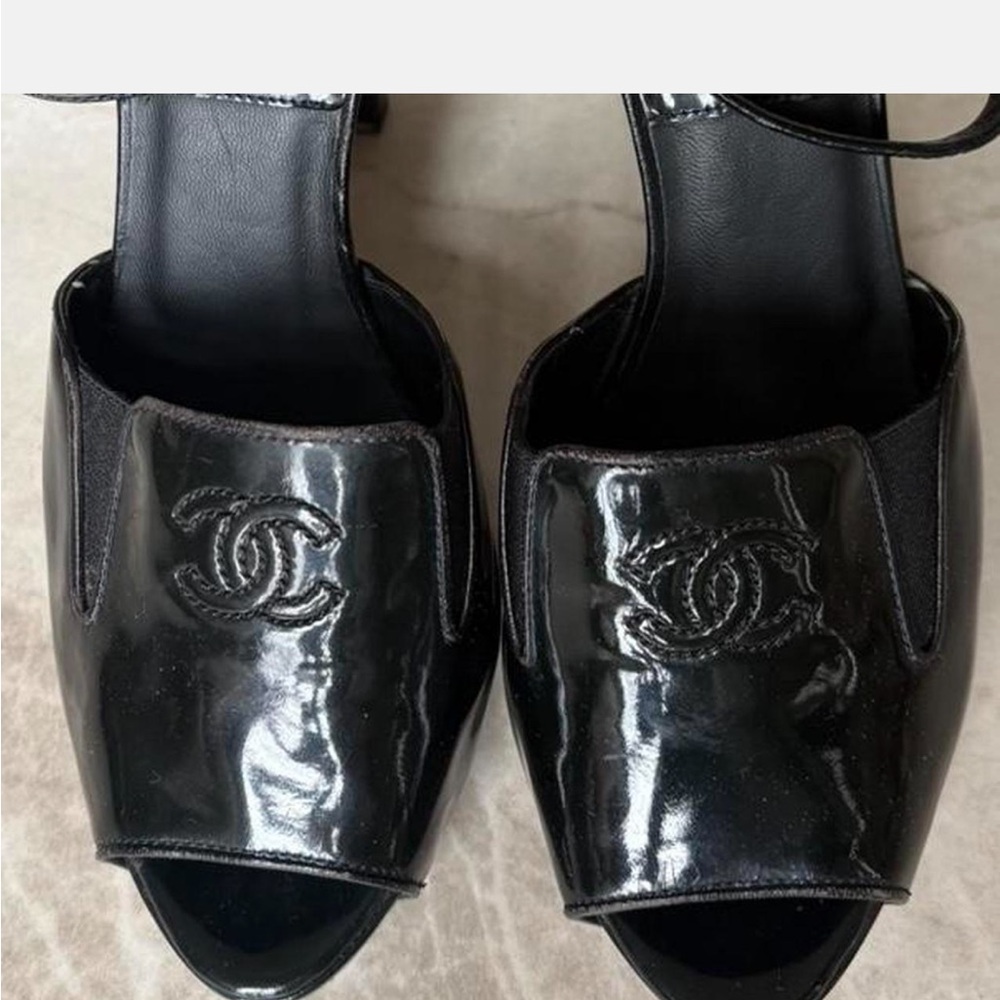 CHANEL Glossy Black Heels with Logo Detail - Picture 3 of 8